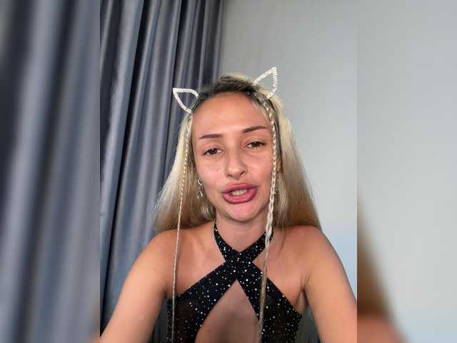 KiraWhite's BongaCams show and profile