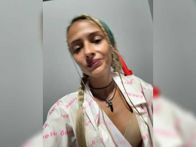 KiraWhite's BongaCams show and profile