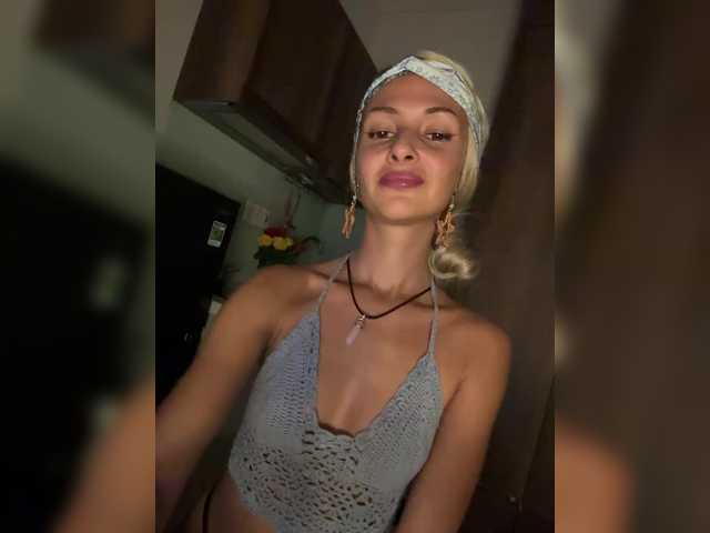 KiraWhite's BongaCams show and profile