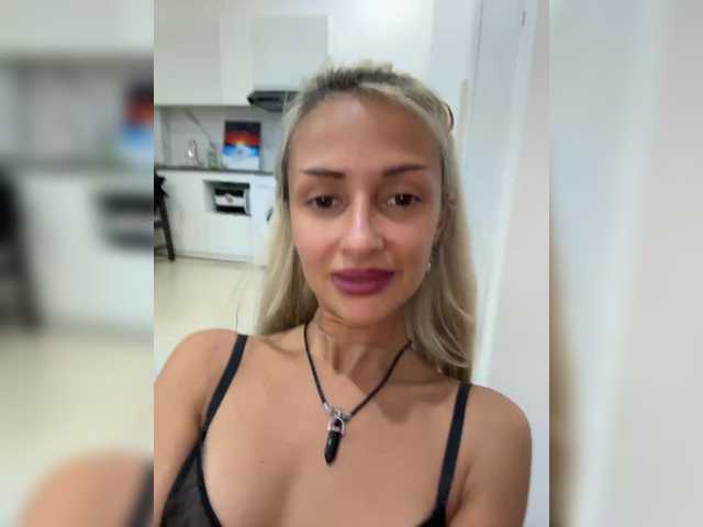 KiraWhite's BongaCams show and profile