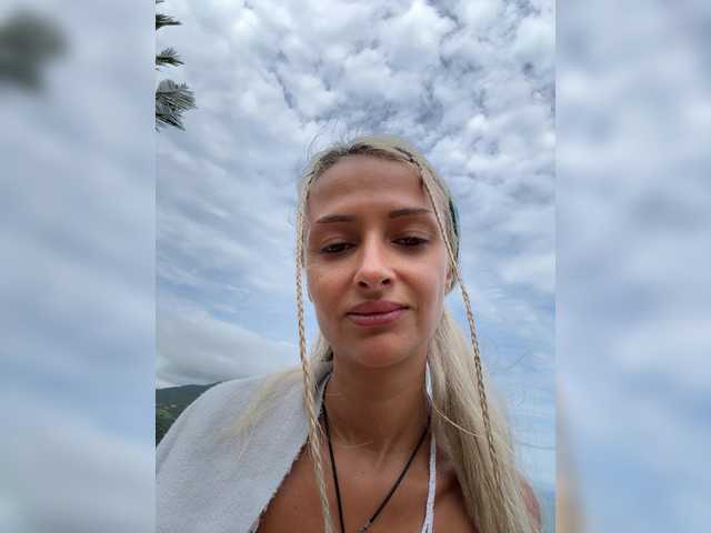 KiraWhite's BongaCams show and profile