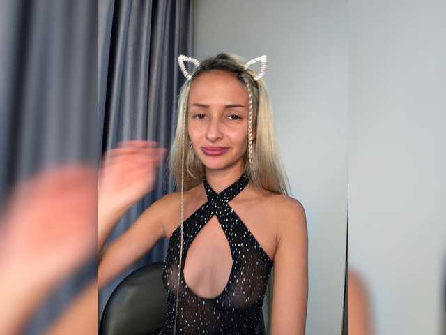 KiraWhite's BongaCams show and profile