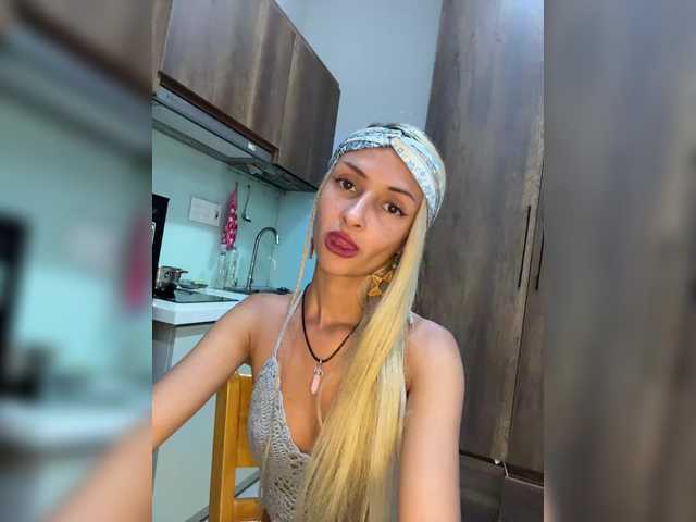 KiraWhite's BongaCams show and profile