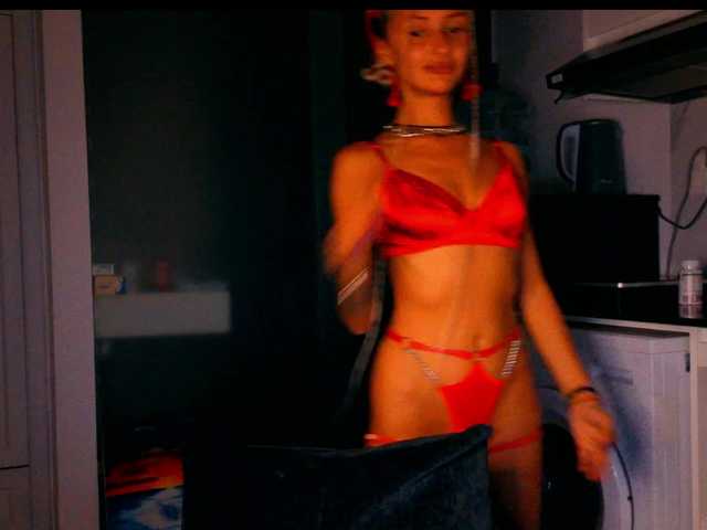 KiraWhite's BongaCams show and profile