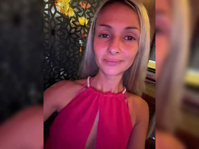 KiraWhite's BongaCams show and profile