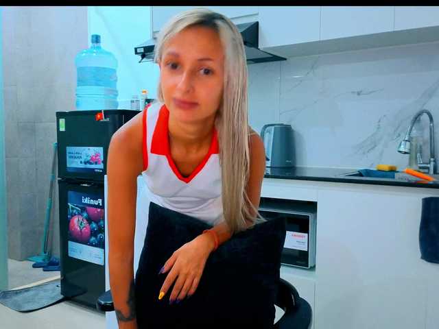 KiraWhite's BongaCams show and profile