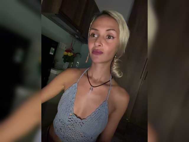 KiraWhite's BongaCams show and profile