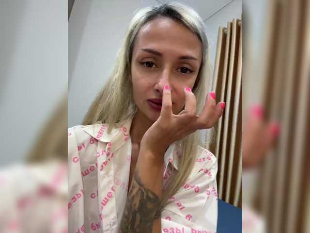 KiraWhite's BongaCams show and profile