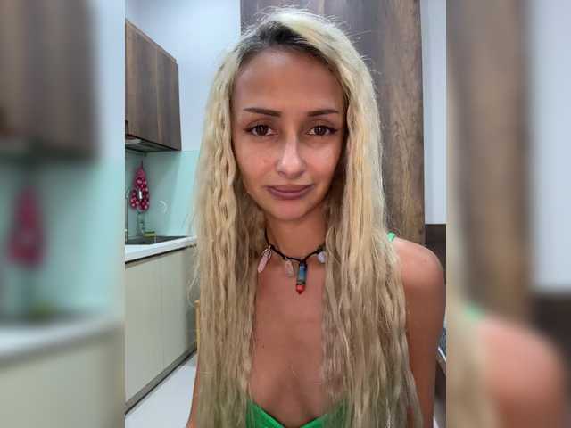 KiraWhite's BongaCams show and profile