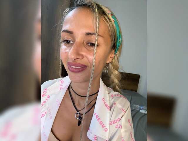 KiraWhite's BongaCams show and profile