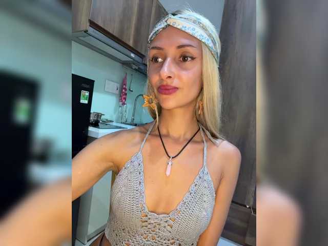 KiraWhite's BongaCams show and profile