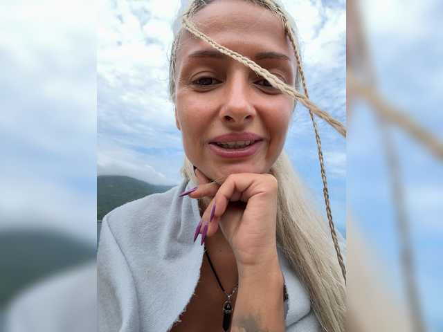 KiraWhite's BongaCams show and profile