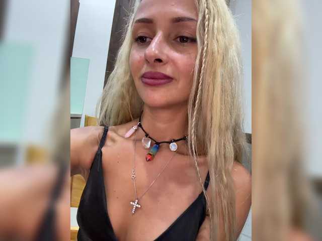 KiraWhite's BongaCams show and profile