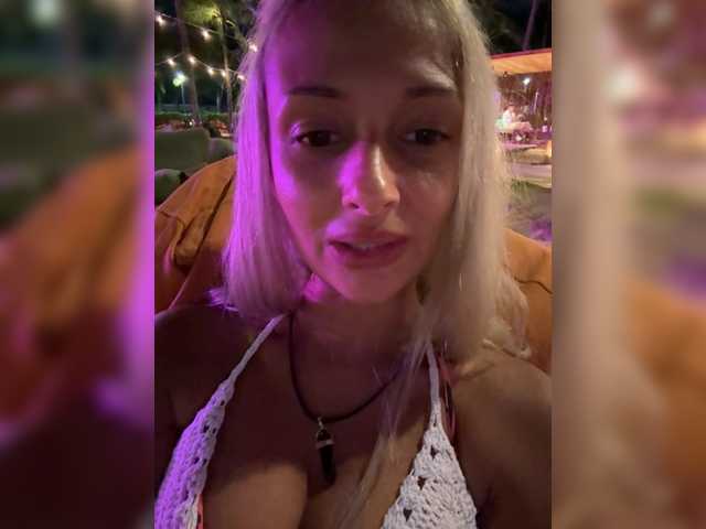 KiraWhite's BongaCams show and profile