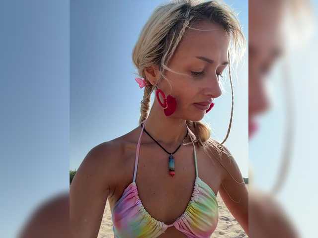 KiraWhite's BongaCams show and profile