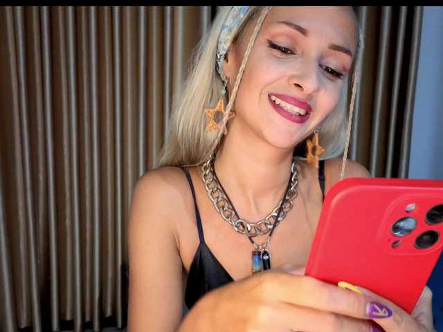 KiraWhite's BongaCams show and profile