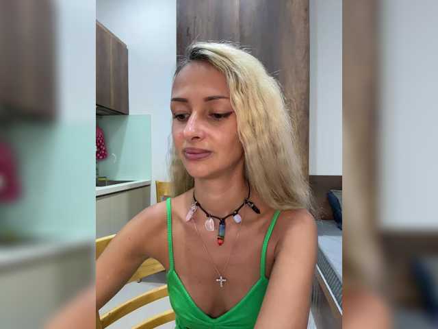 KiraWhite's BongaCams show and profile