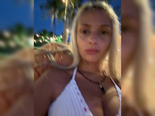 KiraWhite's BongaCams show and profile