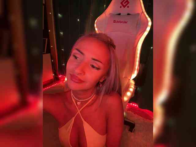 online webcam camera KiraWhite