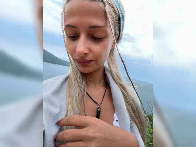 KiraWhite Live Webcam on BongaCams