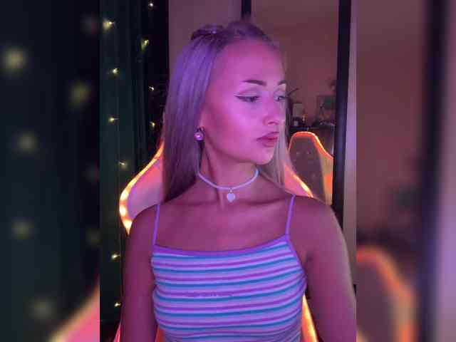 online webcam camera KiraWhite