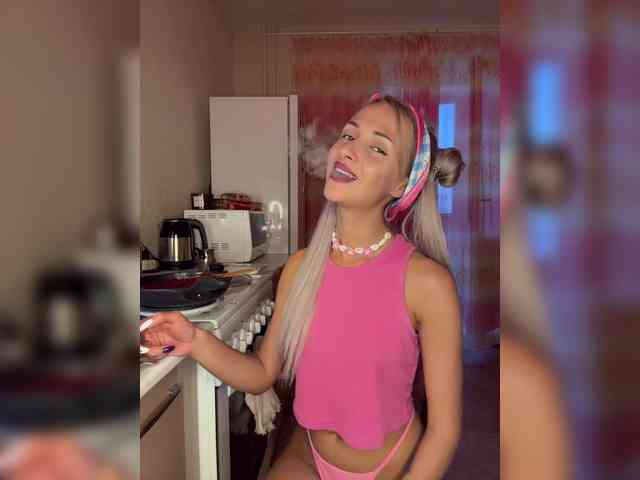 nude chatroom KiraWhite