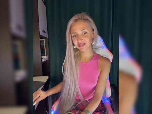 KiraWhite Live Webcam on BongaCams