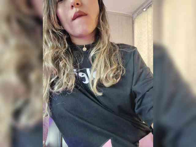 LarisaMaia webcam