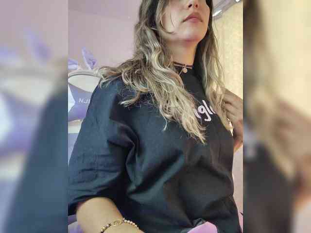LarisaMaia webcam