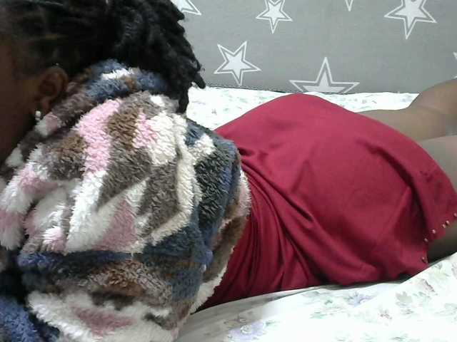 le modèle Cutesweetness est en webcam porno dans un show sur le site bongacams, il possède les tags suivants: Ebony,Brunette,Trimmed