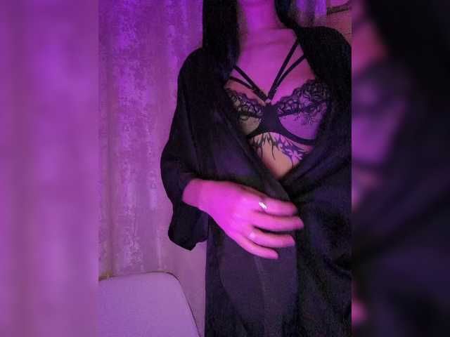 WeQueen-'s BongaCams show and profile