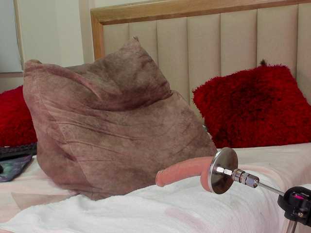 CaitlynLian's BongaCams show and profile