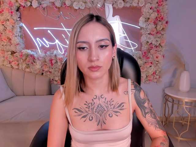 MollySunders's BongaCams show and profile