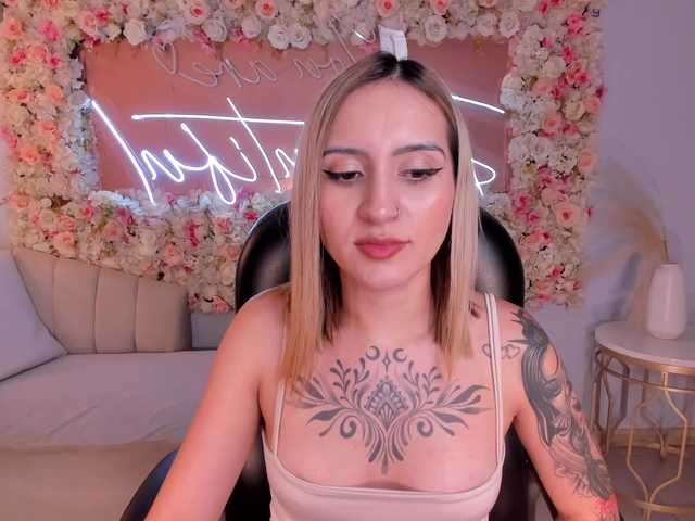 MollySunders's BongaCams show and profile