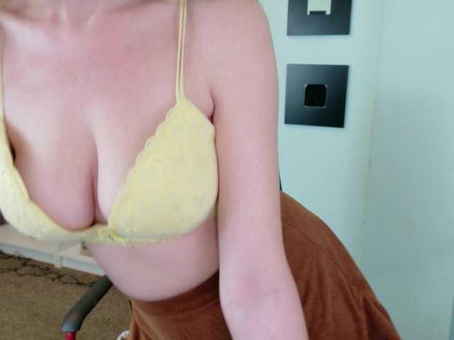 Lisa-Caprice's BongaCams show and profile