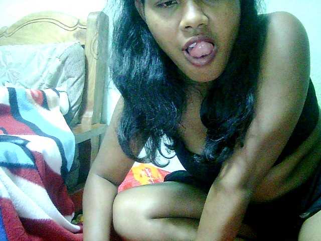 le modèle Cathie69 est en webcam porno dans un show sur le site bongacams, il possède les tags suivants: Ebony,Brunette,Shaved