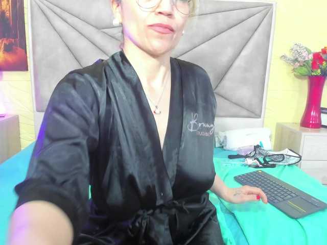 Esmeralda-Oik's BongaCams show and profile