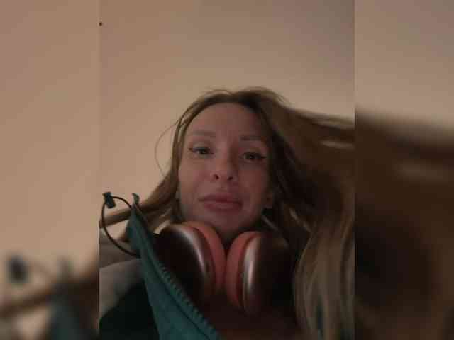 GoldPussy69 webcam