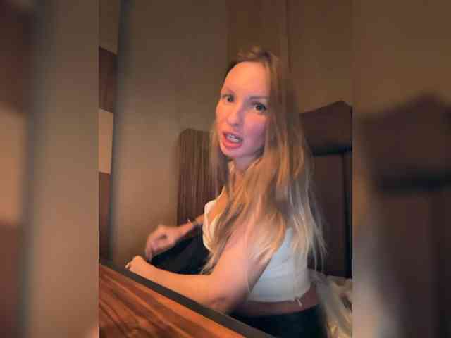 GoldPussy69 webcam