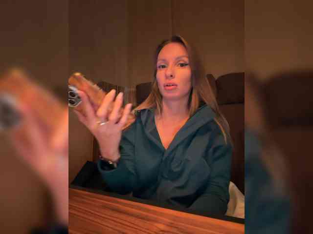 GoldPussy69 webcam