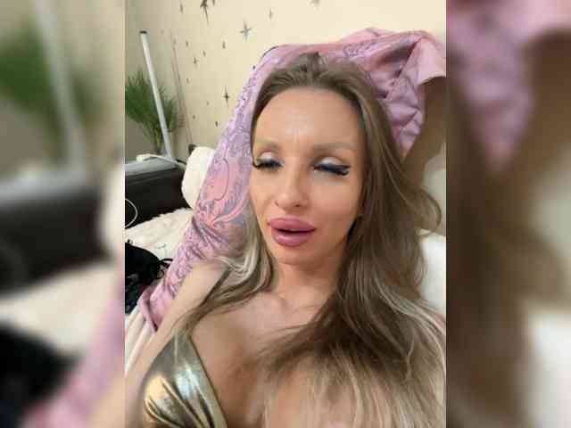 GoldPussy69 webcam