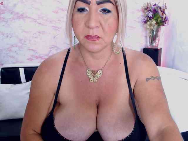 XIOMARAz Live Webcam on BongaCams