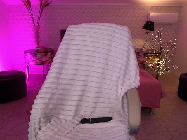 DaenerysDaen's BongaCams show and profile