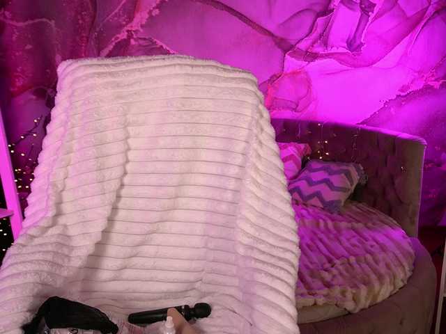 DaenerysDaen's BongaCams show and profile