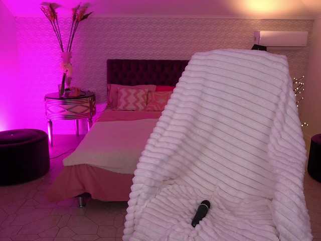 DaenerysDaen's BongaCams show and profile