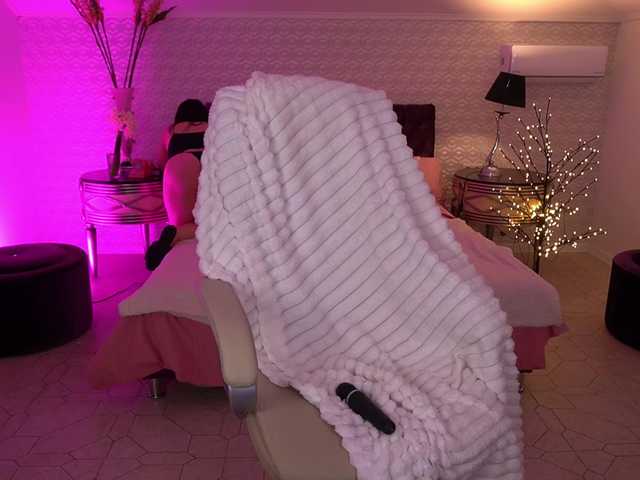 DaenerysDaen's BongaCams show and profile