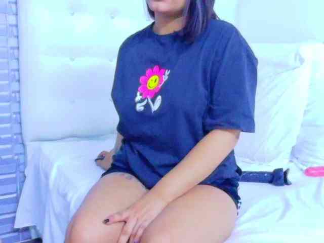 tiny-whore Live Webcam on BongaCams