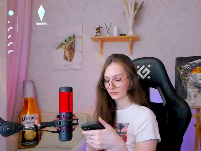 le modèle KiraRumGirl est en webcam porno dans un show sur le site bongacams, il possède les tags suivants: White/Caucasian,Brunette,Shaved