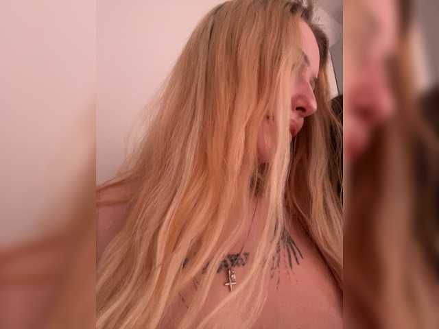 CutieMolly's BongaCams show and profile