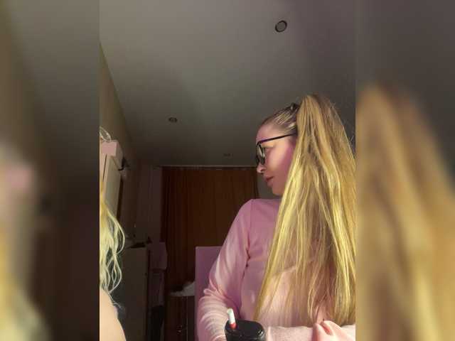 CutieMolly's BongaCams show and profile